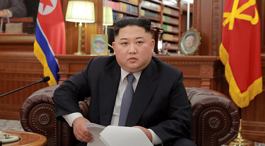 김정은 북한 국무위원장이 1일 노동당 중앙위원회 청사에서 육성으로 신년사를 발표했다고 조선중앙통신이 이날 보도했다. 김 위원장은 예전과 달리 올해는 소파에 앉아 신년사를 발표했다.  연합뉴스
