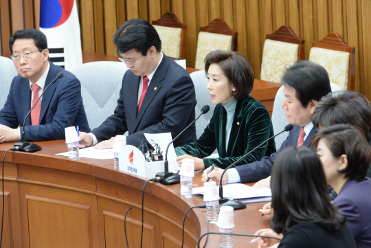 나경원(왼쪽 세 번째) 자유한국당 원내대표가 2일 오전 국회에서 열린 원내대표단-정책위원회 회의에서 모두발언을 하고 있다.