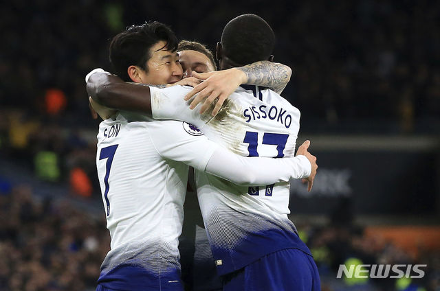 【카디프(영국)=뉴시스】잉글랜드 프로축구 프리미어리그(EPL) 토트넘의 손흥민(왼쪽)이 2일 오전 2시30분(한국시간) 영국 카디프의 카디프 시티 스타디움에서 벌어진 카디프 시티와의 2018~2019 EPL 21라운드에서 리그 8호골을 기록했다. 동료들과 기쁨을 나누고 있다.