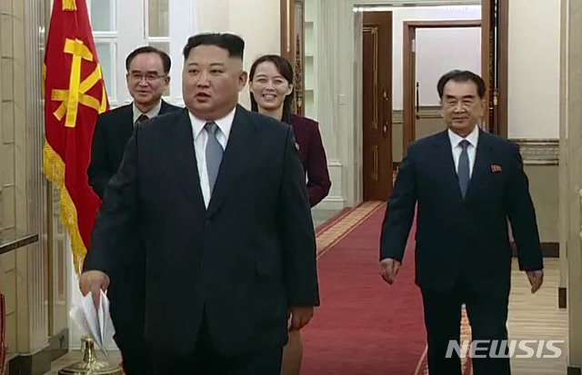 【서울=뉴시스】지난해 북한에서 군 소속 정치위원이 공개총살되면서 김정은 국무위원장의 공포정치에 대한 불만이 군 간부들 사이에서 확산되고 있다고 자유아시아방송(RFA)이 1일(현지시간) 보도했다. 사진은 김 위원장이 1일 김여정 당 선전선동부 제1부부장, 조용원 당 조직지도부 부부장(왼쪽), 김창선 국무위원회 부장(오른쪽)과 노동당 청사에 마련된 신년사 발표장으로 향하는 모습. 2019.01.02. (사진=조선중앙TV 캡처)