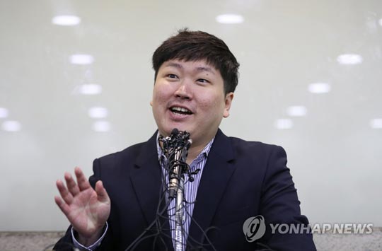 (서울=연합뉴스) 청와대가 KT&G 사장교체를 지시하는 등 부당한 압력을 가했다고 주장한 신재민 전 기획재정부 사무관이 2일 오후 서울 강남구 한 사무실에서 기자회견을 하고 있다.