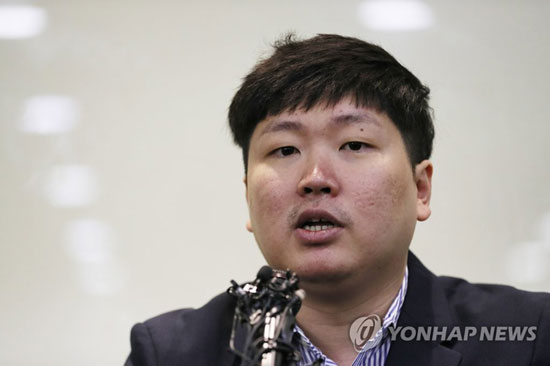 (서울=연합뉴스) 청와대가 KT&G 사장교체를 지시하는 등 부당한 압력을 가했다고 주장한 신재민 전 기획재정부 사무관이 2일 오후 서울 강남구 한 사무실에서 기자회견을 하고 있다. 2019.1.2