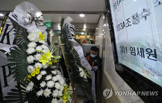 (서울=연합뉴스) 외래 진료환자가 휘두른 흉기에 숨진 고(故) 임세원 강북삼성병원 정신건강의학과 교수의 빈소가 2일 서울 종로구 새문안로 서울적십자병원 장례식장에 마련됐다.이날 고인을 추모하는 근조화환이 장례식장으로 들어가고 있다.