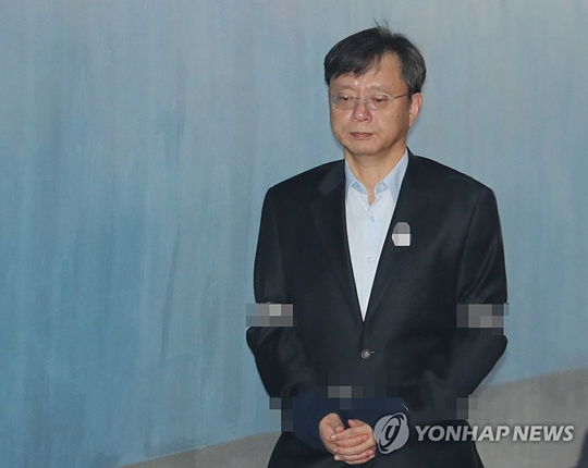 (서울=연합뉴스) 국가정보원을 통해 공직자 등을 불법 사찰한 혐의(직권남용 권리행사방해)로 기소된 우병우 전 청와대 민정수석이 지난해 12월 7일 서울중앙지법에서 열린 1심 선고를 위해 법정으로 향하고 있다.