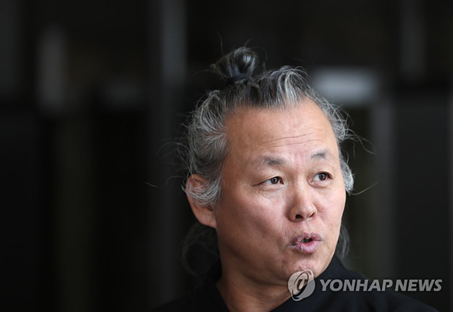 (서울=연합뉴스) 성폭력 의혹이 제기된 영화감독 김기덕이 12일 오후 서울 서초구 서울중앙지검에 고소인 자격으로 출석해 취재진의 질문에 답하고 있다. 김 감독은 관련 의혹을 제기한 여배우와 방송 제작진 등을 상대로 고소했다. 2018.6.12