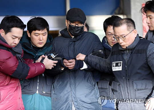 (서울=연합뉴스) 병원에서 진료를 받던 중 의사를 살해한 혐의를 받는 박 모 씨가 2일 오후 구속 전 피의자 심문(영장실질심사)을 받기 위해 서울 종로경찰서를 나서 서울중앙지법으로 향하고 있다.