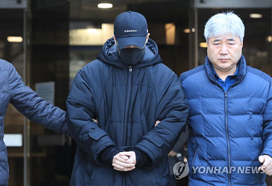 (서울=연합뉴스) 만취 상태로 무면허 운전을 하다가 사고를 낸 배우 손승원 씨가 2일 오전 서울중앙지법에서 열린 구속 전 피의자 심문(영장실질심사)을 마친 뒤 밖으로 나서고 있다.