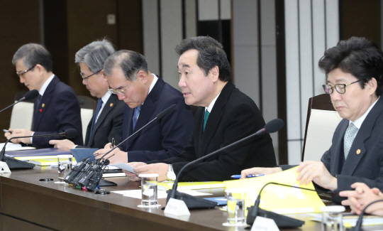 3일 오전 정부세종청사에서 열린 국정현안점검조정회의에서 이낙연 총리가 발언하고 있다. 연합뉴스