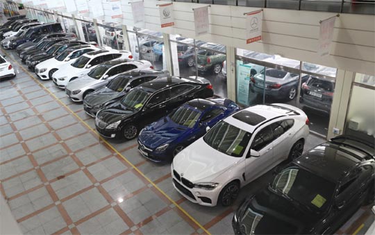 수도권의 한 중고차 매매단지에 수입 중고차가 즐비하게 전시돼 있다.  자료사진