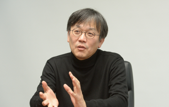 장은수 이성과감성 콘텐츠연구소 대표는 지난 연말 가진 인터뷰에서 “출판은 콘텐츠의 질적 차별화로 독자를 생산해야 한다”며 “정련된 정보를 습관적으로 읽고 SNS로 공유하는 독자를 만들어내는 일에 도전해 보겠다”고 말했다. 김호웅 기자 diverkim@