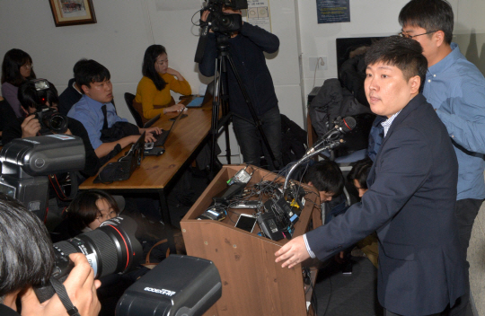 청와대가 KT&G 사장 교체를 지시하는 등 부당한 압력을 가했다고 주장한 신재민 전 기획재정부 사무관이 2일 오후 서울 강남구 역삼동의 한 사무실에서 기자회견을 하고 있다.