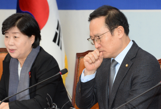 홍영표(오른쪽) 더불어민주당 원내대표가 3일 오전 국회에서 열린 정책조정회의에서 모두발언에 앞서 기침을 하며 목을 가다듬고 있다. 왼쪽은 서영교 원내수석부대표.   김호웅 기자 diverkim@