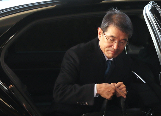 최근 김명수 대법원장에게 사의를 표명한 안철상 법원행정처장이 3일 오전 서울 서초동 대법원으로 출근하기 위해 차에서 내리고 있다.  연합뉴스