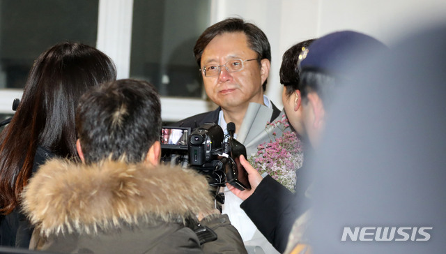 【의왕=뉴시스】우병우 전 청와대 민정수석이 3일 오전 경기 의왕시 서울구치소에서 구속기한 만료로 1년 만에 석방되고 있다.