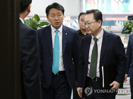 (서울=연합뉴스) 국정원 서동구 1차장(오른쪽)이 3일 오후 국회 의원회관 바른미래당 김관영 원내대표(왼쪽)의 사무실을 찾아 김 원내대표와 면담 후 사무실을 떠나고 있다. 이날 면담에서는 최근 주 이탈리아 북한 고위급 외교관의 망명과 관련해 얘기가 오간 것으로 알려졌다.