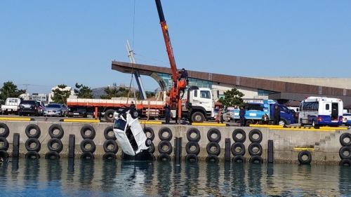 인양되는 차량 [서귀포해양경찰서 제공]