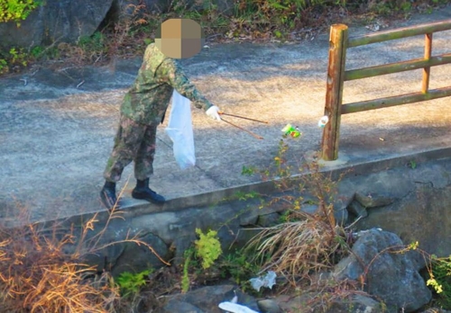 환경정화활동 중 강정천에 쓰레기 버리는 해군 [해군기지 반대주민회 제공]