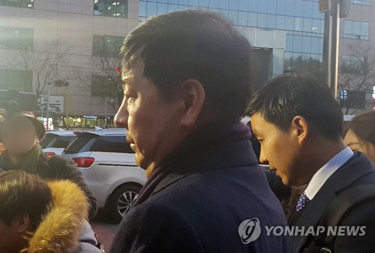 (서울=연합뉴스) 구윤철 기획재정부 제2차관이 신재민 전 사무관 병문안을 위해 서울 보라매병원 응급의료센터를 방문하고 있다.