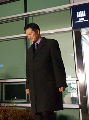 김태우 서울중앙지검 수사관이 송파구 서울동부지검에서 참고인 신분으로 조사를 받은 후 4일 새벽 귀가하고 있다.  연합뉴스