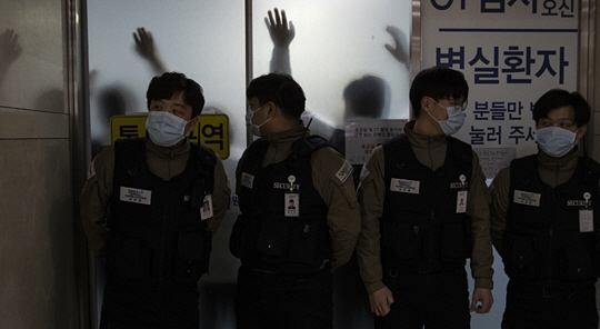 신재민 전 기획재정부 사무관이 3일 유서를 남기고 잠적했다가 서울 관악구 신림동 한 모텔에서 경찰에 발견된 뒤 이송된 서울보라매병원 응급실 내부를 병원 관계자들이 가리고 서 있다. 신 전 사무관은 4일 현재 경기 성남 분당서울대병원에 입원해 있다.  연합뉴스