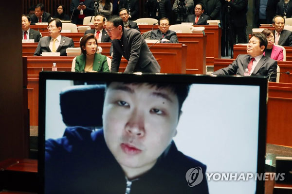 (서울=연합뉴스) 4일 오전 국회에서 열린 자유한국당 의원총회에서 신재민 전 기획재정부 사무관의 폭로 동영상이 공개되고 있다. 2019.1.4