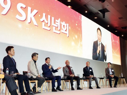 박정호(왼쪽부터) SK텔레콤 사장, 조대식 SK수펙스추구협의회 의장, 최태원 SK 회장, 김준 SK이노베이션 사장, 이석희 SK하이닉스 사장, 박상규 SK네트웍스 사장이 지난 2일 서울 광진구 광장동 워커힐호텔에서 열린 2019년 SK 신년회에서 ‘행복을 이야기하다’란 주제로 대담하고 있다.  SK 제공