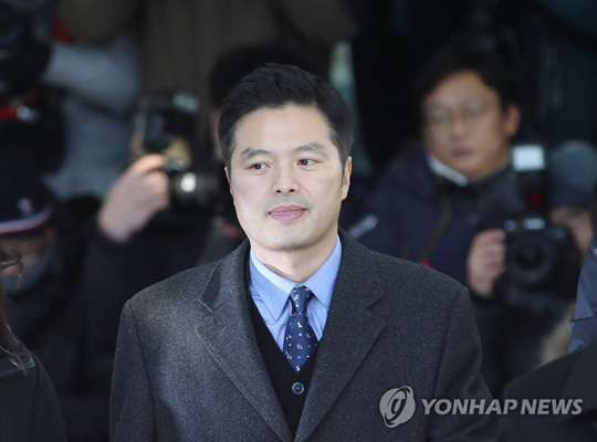(서울=연합뉴스) 청와대가 민간인을 사찰하고 여권 유력 인사의 비리 첩보를 알고도 조치를 하지 않았다고 주장해온 김태우 수사관이 3일 오전 참고인 신분으로 조사를 받기 위해 서울 송파구 서울동부지검으로 들어서며 취재진의 질문을 받고 있다. 2019.1.3