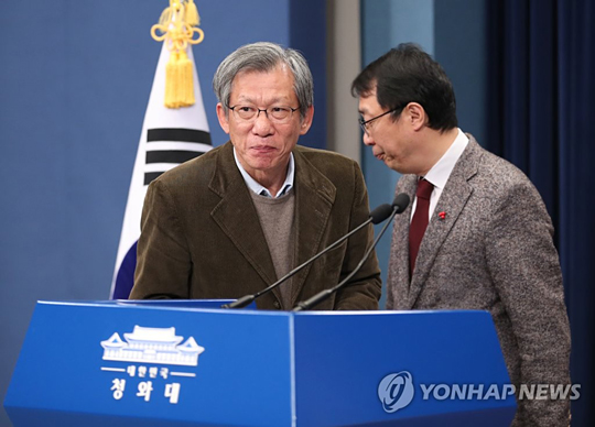 (서울=연합뉴스) 유홍준 광화문 대통령 시대 위원회 자문위원이 4일 오후 청와대 춘추관에서 대통령 집무실 광화문 청사 이전 보류 관련 발표를 하기 위해 연단에 오르고 있다. 광화문 시대 위원회는 “대통령 집무실을 현 단계에서 광화문 청사로 이전하는 것은 어렵다고 결론지었다”며 “광화문 재구조화 작업이 마무리되면 다시 추진하겠다”는 방안을 대통령에 보고했다고 밝혔다. 2019.1.4