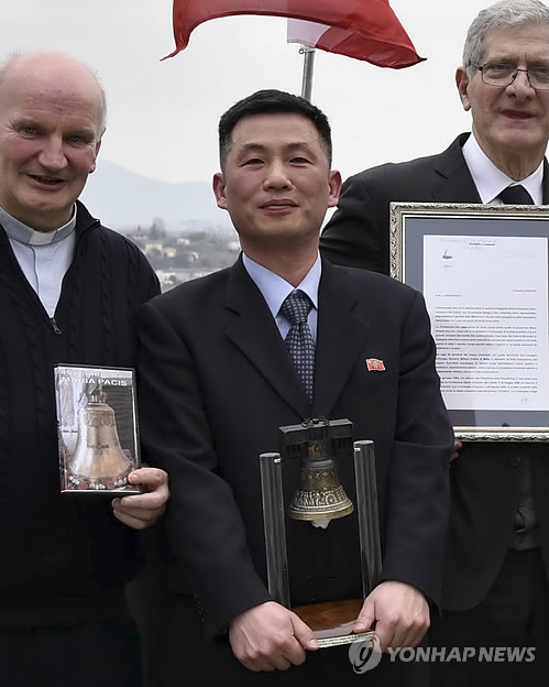 (로마 AP=연합뉴스) 임기 만료를 앞두고 지난해 11월 부인과 함께 공관을 이탈해 잠적한 것으로 알려진 조성길(가운데) 이탈리아 주재 북한 대사대리가 앞서 지난해 3월 이탈리아 베네토 주에서 열린 한 문화행사에 참석한 모습. 조 대사대리의 잠적 이유는 구체적으로 알려지지 않았지만, 이탈리아 등 외국 정부의 신변보호를 받으며 제3국으로 망명을 타진 중일 가능성이 큰 것으로 알려졌다.