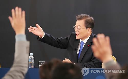 (서울=연합뉴스) 문재인 대통령이 10일 오전 청와대 영빈관에서 열린 신년 기자회견에서 질문하기 위해 손을 든 기자를 지명하고 있다. 2018.1.10