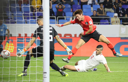 황의조(오른쪽·감바 오사카)가 8일 오전(한국시간) 아랍에미리트(UAE) 두바이의 알 막툼 스타디움에서 끝난 AFC 아시안컵 필리핀과의 C조 조별리그 1차전에서 태클을 피하면서 슈팅하고 있다.  연합뉴스