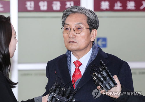 (서울=연합뉴스) 신임 대통령 비서실장에 내정된 것으로 알려진 노영민 주중국대사가 8일 오전 김포공항을 통해 귀국한 뒤 취재진 질문에 답하고 있다.