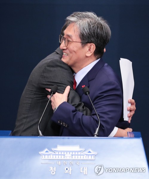 (서울=연합뉴스)  임종석 현 대통령 비서실장이 8일 오후 청와대 춘추관 대브리핑룸에서 수석비서관급 이상 인사를 발표한 뒤 후임 비서실장인 노영민 주 중국대사와 포옹하고 있다. 2019.1.8