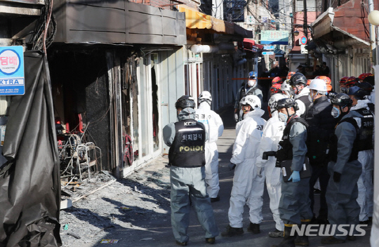 【서울=뉴시스】24일 오전 서울 강동구 천호동 성매매업소 화재 현장에서 경찰과 소방당국, 국립과학수사연구원, 한국전력 등 관계자들이 2차 합동 감식을 하고 있다. 지난 22일 오전 11시 4분께 일어난 화재로 2명의 사망자와 3명의 부상자가 발생했다. 2018.12.24.