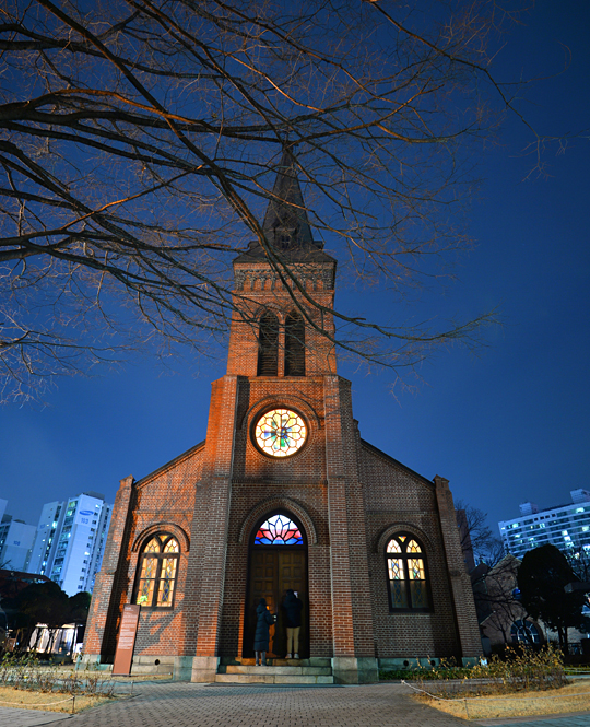 서울 중림동의 약현성당. 수많은 순교자가 죽임을 당한 서소문 형장의 순교성지가 내려다보이는 언덕에 그들의 넋을 기리기 위해 1891년 벽돌로 지은 고딕 양식의 성당이다. 도심 한가운데 숲으로 둘러싸인 고즈넉한 분위기가 편안하다.