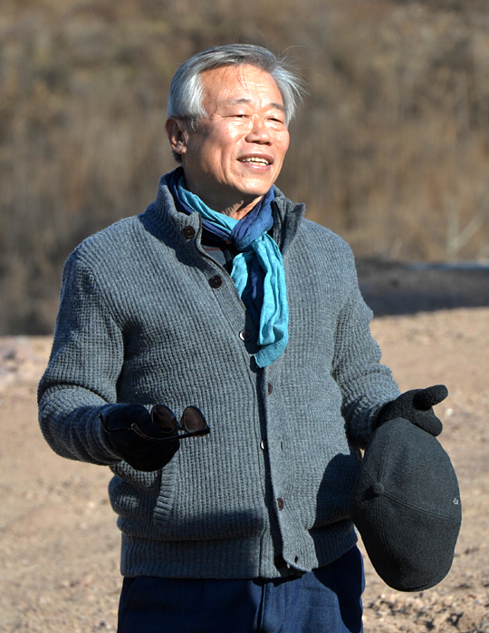 이동필 전 농림축산식품부 장관이 지난 3일 경북 의성군 단촌면 세촌리 고향 뒤편에 개간한 밭에서 농촌 생활과 경북도 농촌살리기 정책자문관 역할을 소개하고 있다.  김낙중 기자 sanjoong@