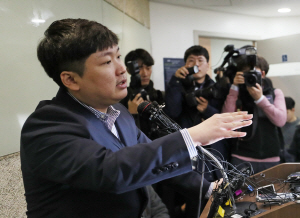 신재민 전 기획재정부 사무관이 지난 2일 청와대의 국채 발행 부당 압력 등에 대해 폭로 회견을 하고 있다.  연합뉴스