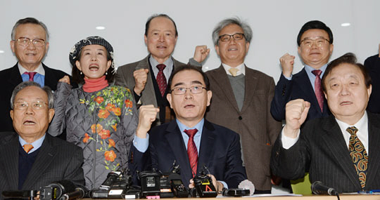 태영호(앞줄 가운데) 전 주영국 북한 공사와 사회 원로, 탈북자 등으로 구성된 ‘북한 외교관 조성길 가족 한국행 지지 시민연대’가 9일 오전 서울 종로구 센터포인트빌딩에서 기자회견을 열고 조성길 주이탈리아 북한 대사대리와 그 가족의 한국행을 촉구하는 구호를 외치고 있다. 앞줄 왼쪽은 박관용 전 국회의장, 오른쪽은 정대철 전 국회의원.  김선규 기자 ufokim@