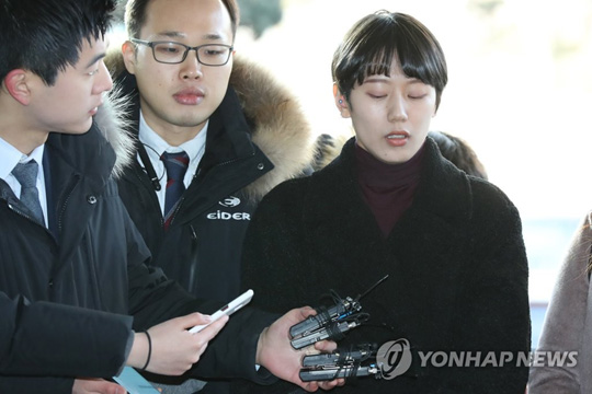(서울=연합뉴스) ‘비공개 촬영회’를 폭로한 유튜버 양예원이 구속기소된 촬영자 모집책 최모씨(46)의 선고공판이 열린 9일 오전 서울 마포구 서부지법으로 들어서며 취재진의 질문을 받고 있다. 2019.1.9