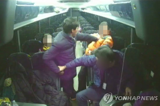 (대구=연합뉴스) 경북 예천군의회 의원이 외국 연수 중에 현지 가이드를 폭행한 사건이 커지고 있는 가운데 피해자인 가이드 A씨가 사건 당일인 지난달 23일 박종철 의원의 폭행 장면을 언론에 공개했다.