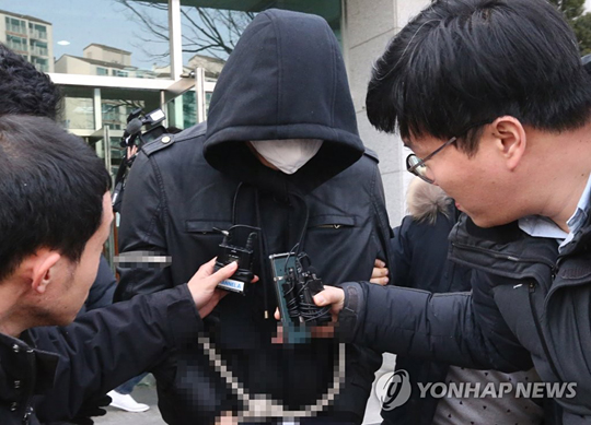 (홍성=연합뉴스) 부친과 노부부를 잇달아 살해한 혐의를 받는 A(31)씨가 9일 대전지방법원 홍성지원에서 열린 구속 전 피의자심문(영장실질심사)을 마치고 법원을 나서고 있다. 2019.1.9