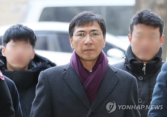 (서울=연합뉴스) 지위를 이용해 비서에게 성폭력을 가한 혐의로 기소된 안희정 전 충남지사가 9일 서울 서초구 서울고등법원에서 열린 항소심 결심공판에 출석하기 위해 법정으로 향하고 있다. 2019.1.9