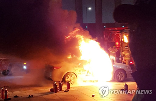 (서울=연합뉴스) 9일 오후 6시 3분께 서울 지하철 5호선 광화문역 2번 출구 앞 도로에서 택시에 화재가 발생했다. 이 불로 택시운전자가 화상을 입고 병원으로 옮겨졌다. 2019.1.9 [독자 이상호씨 제공]
