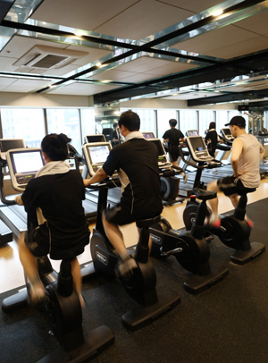 연초가 되면 건강 관리를 위해 피트니스센터를 찾는 사람이 많이 늘어나고, 계약해지 등에 따른 피해를 보는 소비자도 늘고 있어 주의가 요망된다. 서울의 한 피트니스센터에서 회원들이 땀을 흘리며 운동하고 있다.  자료사진