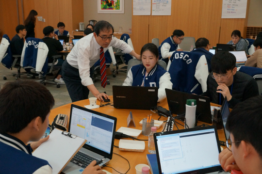 지난해 11월 인천 송도 포스코인재창조원에서 진행된 ‘기업 실무형 취업교육’에서 참가 학생들이 경영시뮬레이션 교육을 받고 있다. 포스코 제공