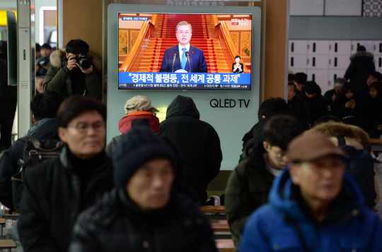 문재인 대통령이 10일 오전 청와대 본관에서 신년 기자회견을 하는 모습을 시민들이 서울역 대합실에서 TV를 통해 지켜보고 있다.