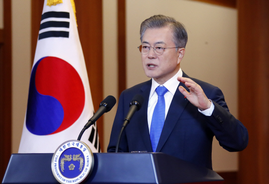 문재인 대통령이 10일 오전 청와대 본관에서 신년 기자회견문을 읽고 있다. 연합뉴스