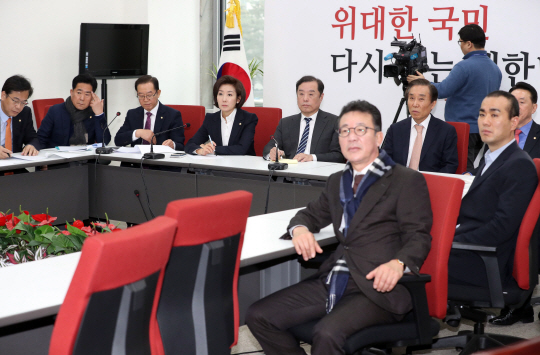 김병준(왼쪽 다섯 번째) 비상대책위원장과 나경원(〃네 번째) 원내대표 등 자유한국당 지도부가 10일 오전 국회에서 문재인 대통령의 신년 기자회견 중계방송을 지켜보고 있다.