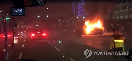 (서울=연합뉴스) 9일 오후 6시께 서울 지하철 5호선 광화문역 2번 출구 앞 도로에서 택시에 불이 났다. 사진은 출동한 소방차량에서 촬영한 모습. 소방당국과 목격자에 따르면 ‘경기’ 차량 번호판을 단 은색 K5 승용차에 불이 났고, 이 불은 출동한 소방대원에 의해 약 6분 만에 완전히 진화됐다. [종로소방서 제공]
