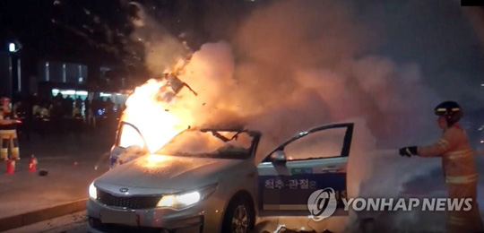 (서울=연합뉴스) 9일 오후 6시께 서울 지하철 5호선 광화문역 2번 출구 앞 도로에서 택시에 불이 났다. 출동한 소방관이 진화하고 있다. 소방당국과 목격자에 따르면 ‘경기’ 차량 번호판을 단 은색 K5 승용차에 불이 났고, 이 불은 출동한 소방대원에 의해 약 6분 만에 완전히 진화됐다. [종로소방서 제공]